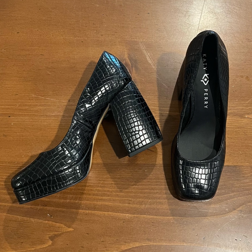 NEW Katy Perry Black Croc Embossed Uplift Pump Block Heel Women’s Shoe Size 9